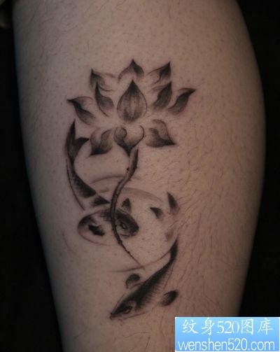 点击大图看下一张：流行的腿部水墨画鲤鱼莲花纹身图片