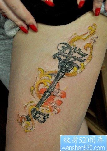 点击大图看下一张：美女腿部漂亮的钥匙纹身图片