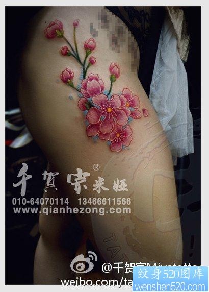 点击大图看下一张：美女腿部漂亮潮流的花卉纹身图片