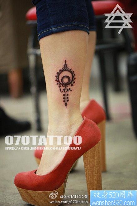 点击大图看下一张：女人腿部潮流的图腾太阳纹身图片