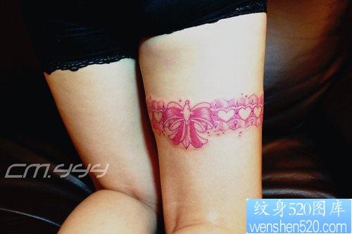 点击大图看下一张：美女腿部潮流好看的蝴蝶结蕾丝纹身图片