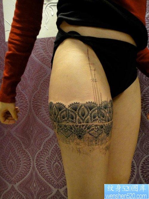 点击大图看下一张：女人腿部性感精美的蕾丝纹身图片