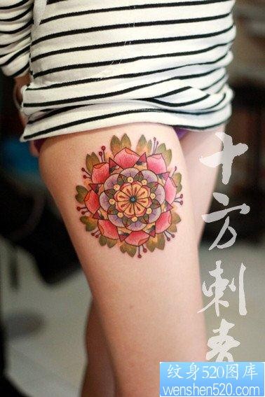 点击大图看下一张：美女腿部漂亮流行的的花卉纹身图片