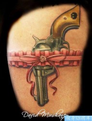 女人腿部精美流行的蕾丝手枪纹身图片