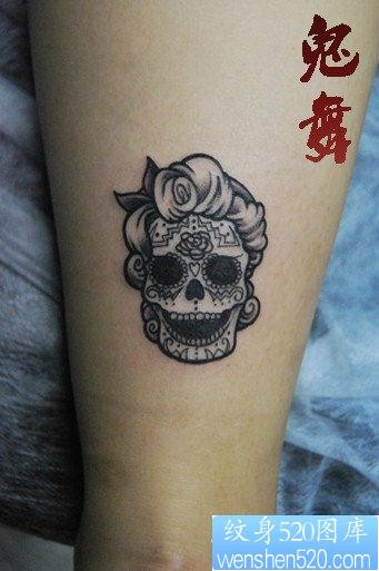 点击大图看下一张:女人腿部可爱唯美的小骷髅纹身图片