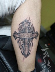 腿部帅气潮流的十字架纹身图片