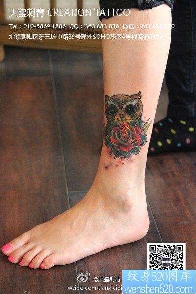 点击大图看下一张：女人腿部流行的school猫头鹰纹身图片