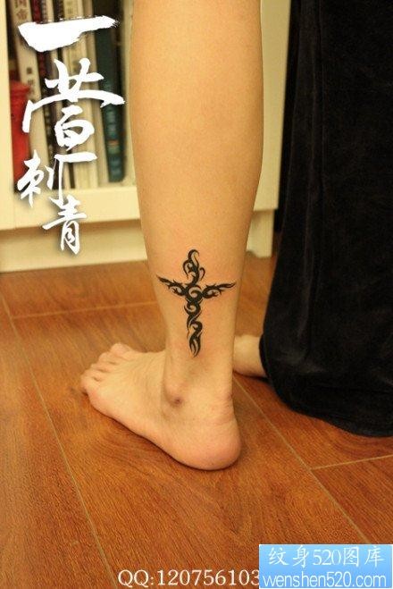 点击大图看下一张：女人腿部潮流精美的图腾十字架纹身图片