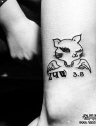 女人腿部可爱潮流的图腾猫咪纹身图片