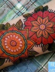 女人腿部漂亮潮流的old school花卉纹身图片