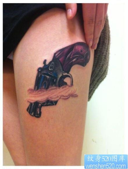 点击大图看下一张:女性腿部唯美时尚的蕾丝手枪纹身图片