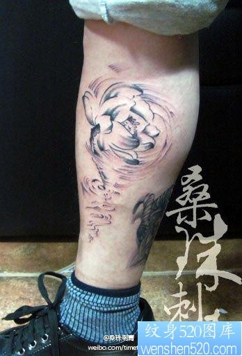 点击大图看下一张:腿部时尚唯美的水墨莲花纹身图片