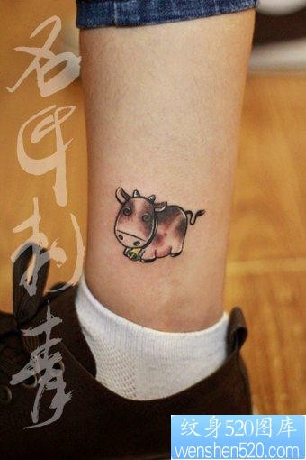 点击大图看下一张:女人腿部可爱的小牛纹身图片