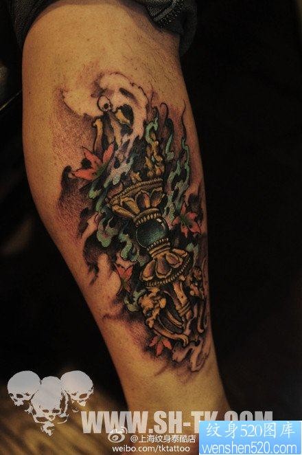 点击大图看下一张:腿部超帅很酷的金刚杵纹身图片
