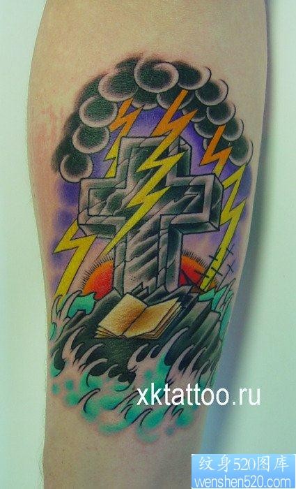 点击大图看下一张:腿部潮流精美的十字架纹身图片