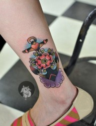 女人腿部漂亮潮流的船锚纹身图片