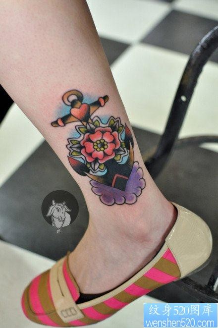 点击大图看下一张：女人腿部漂亮潮流的船锚纹身图片