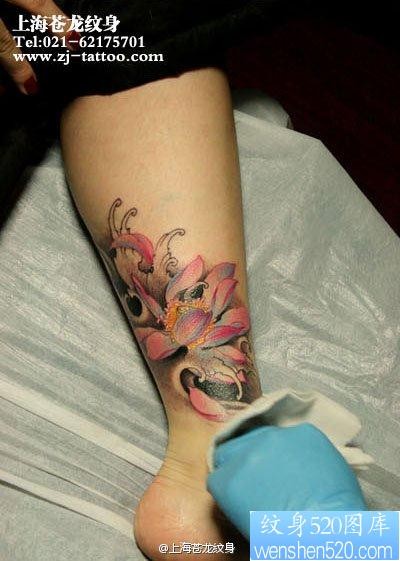 点击大图看下一张:美女腿部精美漂亮流行的莲花纹身图片