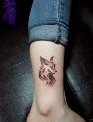 女人腿部可爱的小狐狸纹身图片