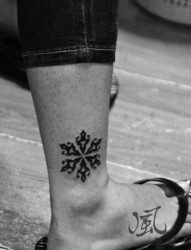 腿部唯美经典的鲤鱼莲花纹身图片