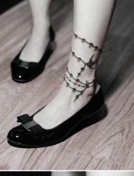 女人腿腕潮流精美的脚链纹身图片