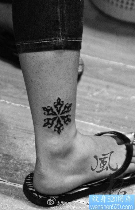 点击大图看下一张:腿部经典时尚的图腾雪花纹身图片
