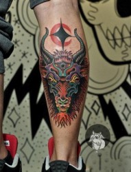 男生腿部超酷的old school羊头纹身图片