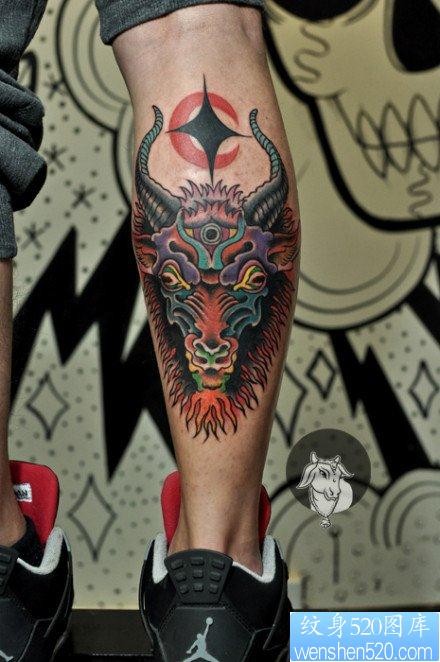 点击大图看下一张:男生腿部超酷的old school羊头纹身图片