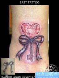 女人腿部经典漂亮的爱心钻石纹身图片