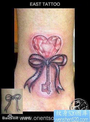 点击大图看下一张:女人腿部经典漂亮的爱心钻石纹身图片