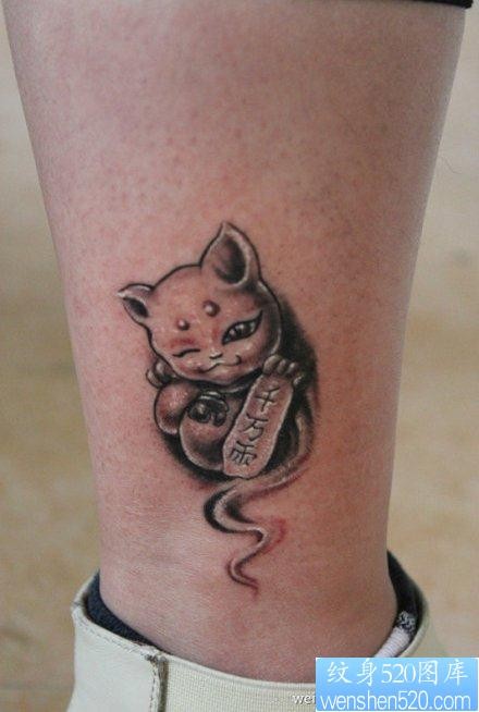 点击大图看下一张:腿部可爱的喜感的招财猫纹身图片