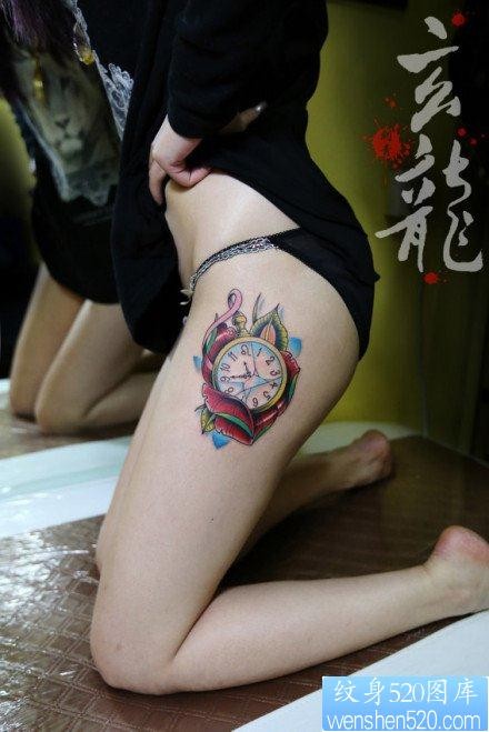 点击大图看下一张:美女腿部潮流精美的怀表纹身图片