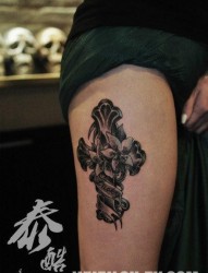 女人腿部经典时尚的十字架纹身图片