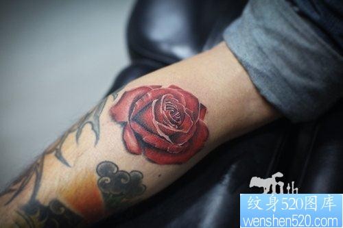点击大图看下一张：男生腿部漂亮潮流的玫瑰花纹身图片