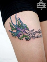 女人大腿部好看的彩色小燕子与字母纹身图片