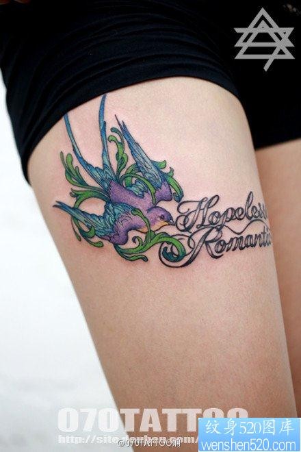 点击大图看下一张：女人大腿部好看的彩色小燕子与字母纹身图片