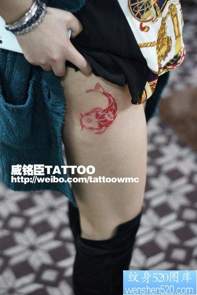 点击大图看下一张：女人腿部好看的图腾鱼纹身图片