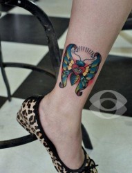 女人腿部潮流时尚的彩色蝴蝶纹身图片