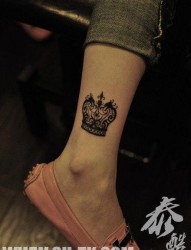 女人腿部漂亮潮流的图腾皇冠纹身图片