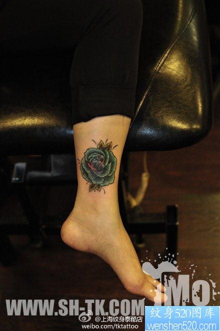 点击大图看下一张：女人腿部时尚精致的玫瑰花纹身图片