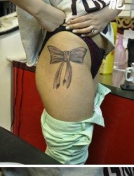 美女大腿经典的黑灰蝴蝶结纹身图片