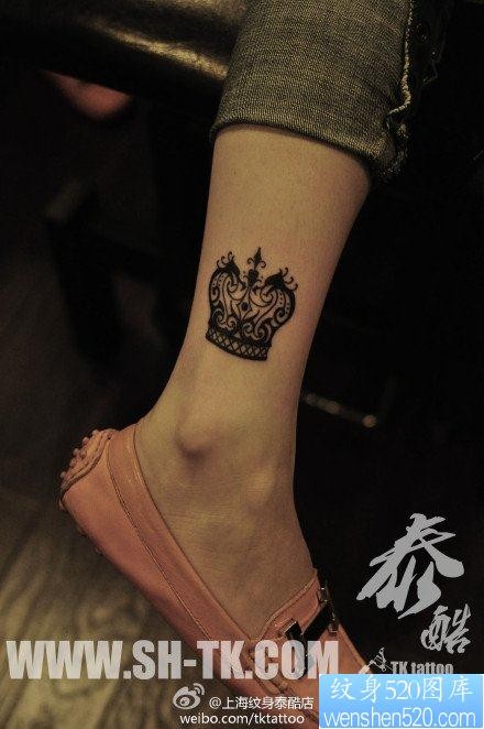 点击大图看下一张：女人腿部漂亮潮流的图腾皇冠纹身图片