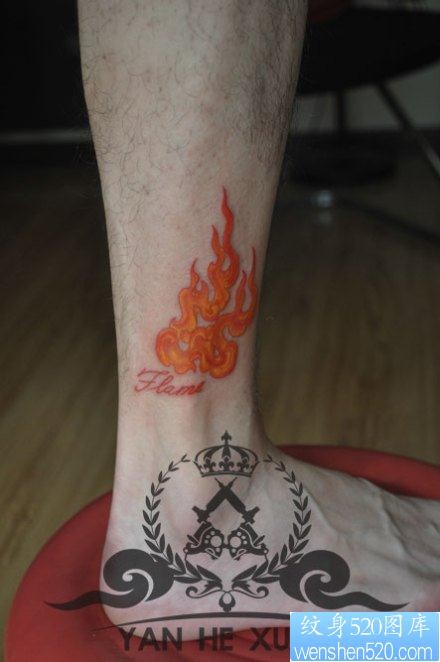 点击大图看下一张：女人腿部时尚经典的彩色火焰纹身图片