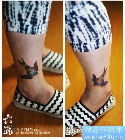 点击大图看下一张：腿部时尚潮流的小燕子纹身图片
