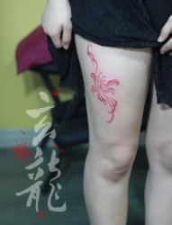 女人大腿好看的图腾花卉纹身图片