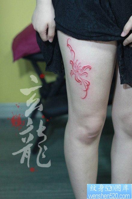 点击大图看下一张：女人大腿好看的图腾花卉纹身图片