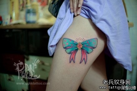 点击大图看下一张：女人大腿处漂亮潮流的蝴蝶结纹身图片