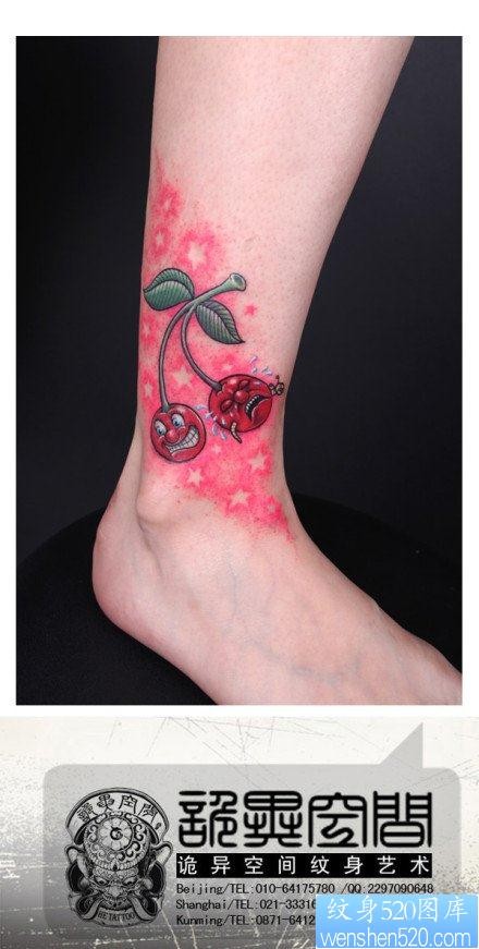 点击大图看下一张：女人腿部经典的一幅哭笑的樱桃纹身图片