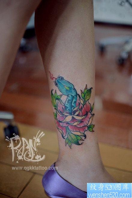点击大图看下一张：女人腿部时尚经典的玫瑰花与蛇纹身图片