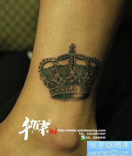 点击大图看下一张：女人小腿处时尚经典的黑白皇冠纹身图片